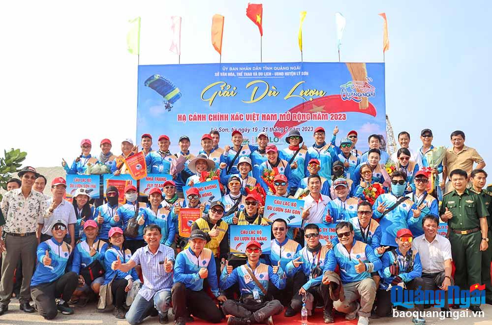 Các vận động viên tham gia Giải Dù lượn hạ cánh chính xác Việt Nam mở rộng năm 2023.