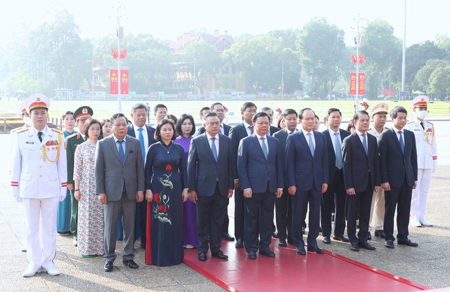 Đoàn đại biểu Thành ủy, HĐND, UBND thành phố Hà Nội vào Lăng viếng Chủ tịch Hồ Chí Minh - Ảnh: VGP/Nhật Bắc