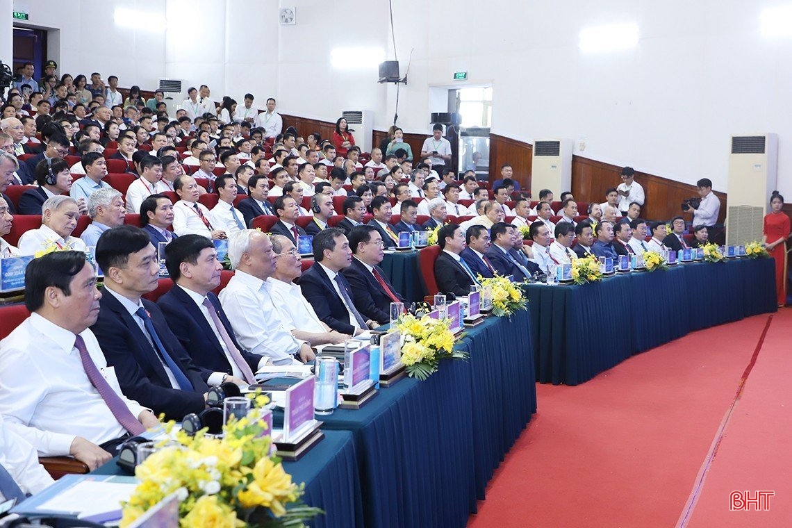 Chủ tịch Quốc hội Vương Đình Huệ, Phó Thủ tướng Chính phủ Trần Hồng Hà cùng đại biểu tham dự hội nghị.