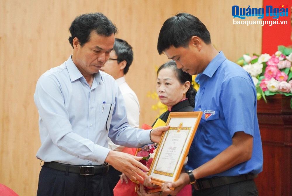 Trưởng ban Tuyên giáo Tỉnh ủy Đặng Ngọc Dũng trao Bằng khen của Ban Tuyên giáo Trung ương cho cá tập thể, cá nhân. 