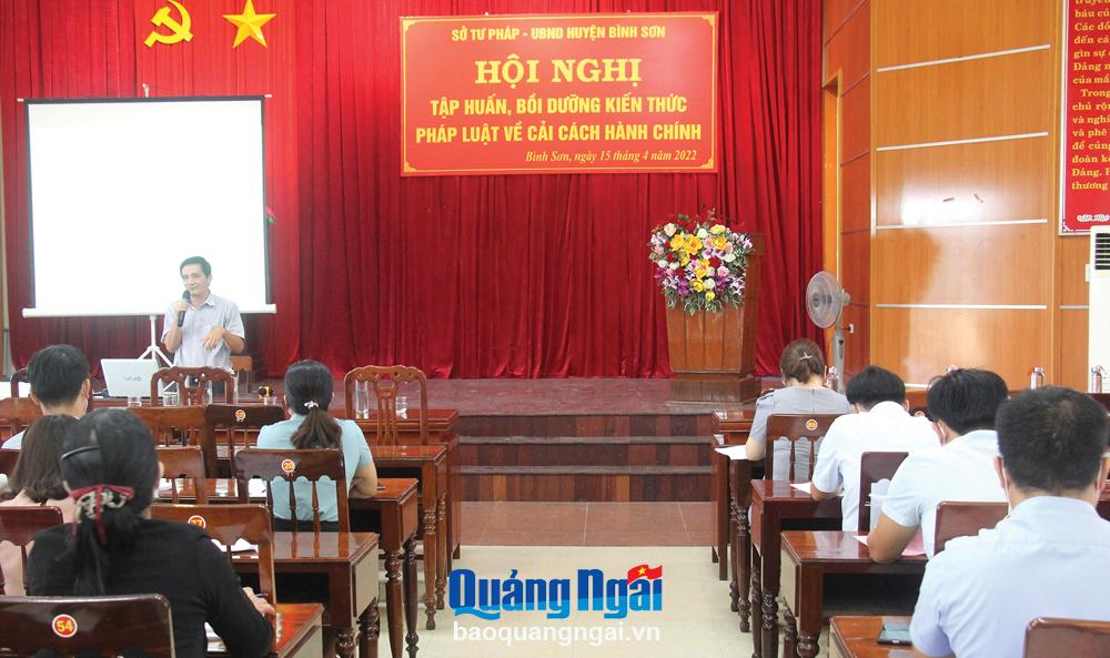 Ủy ban nhân dân huyện Bình Sơn phối hợp với Sở Tư pháp tổ chức tập huấn kiến thức pháp luật về cải cách hành chính cho cán bộ, công chức.    
