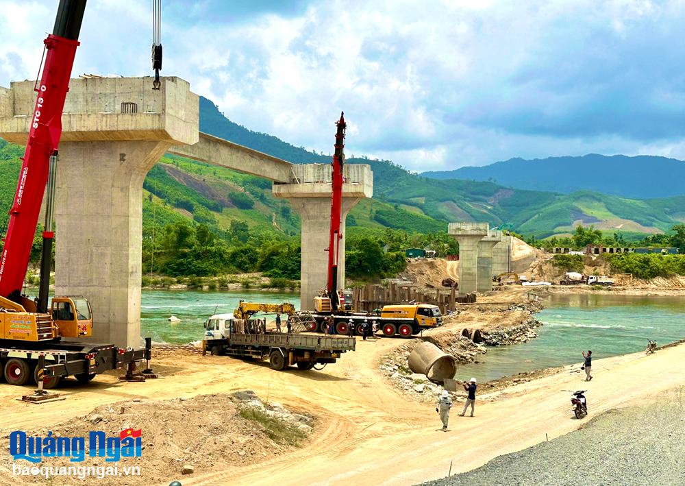 Đẩy nhanh tiến độ xây dựng cầu Sơn Giang - Sơn Linh