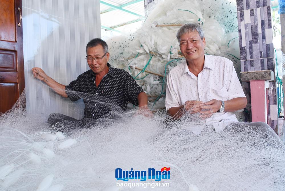 Tàu làm nghề lưới chuồn của ngư dân làng chài Định Tân, xã Bình Châu (Bình Sơn).     Ảnh: Ý Thu