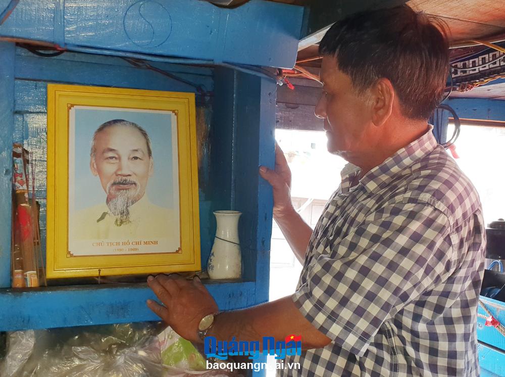 Thuyền trưởng tàu QNg 90143TS Phạm Quang, ở thôn Định Tân, xã Bình Châu treo ảnh Bác Hồ trên tàu cá của mình. Ảnh: Ý THU