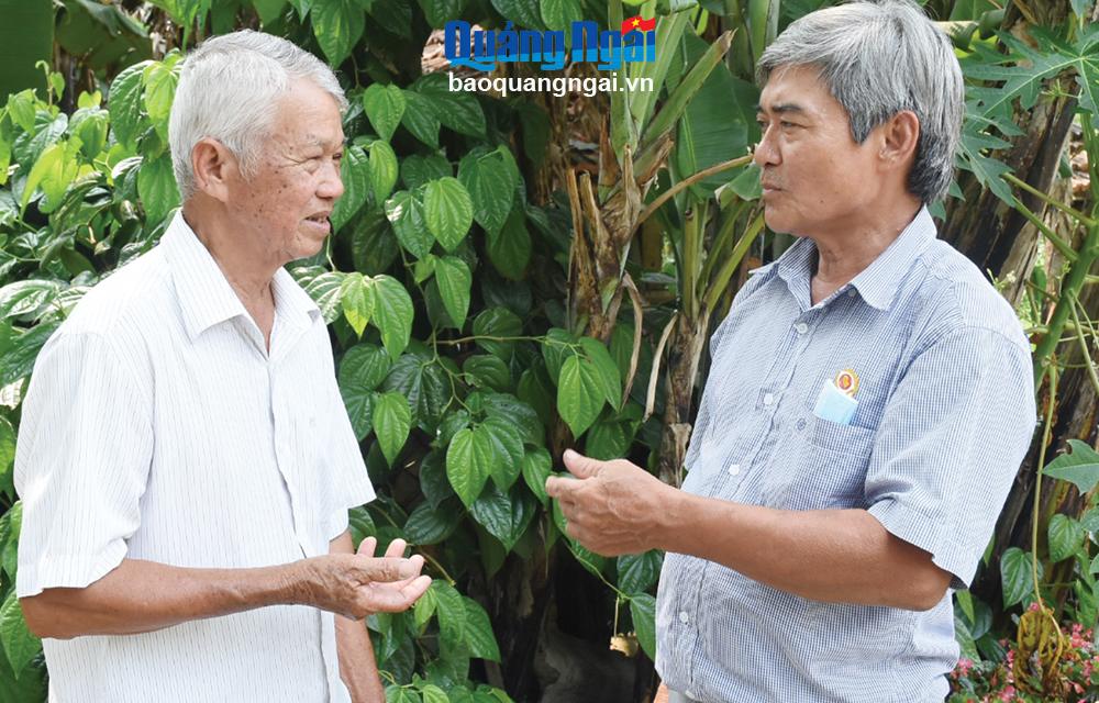 Cựu chiến binh Nguyễn Văn Sanh (phải) trao đổi với hội viên.