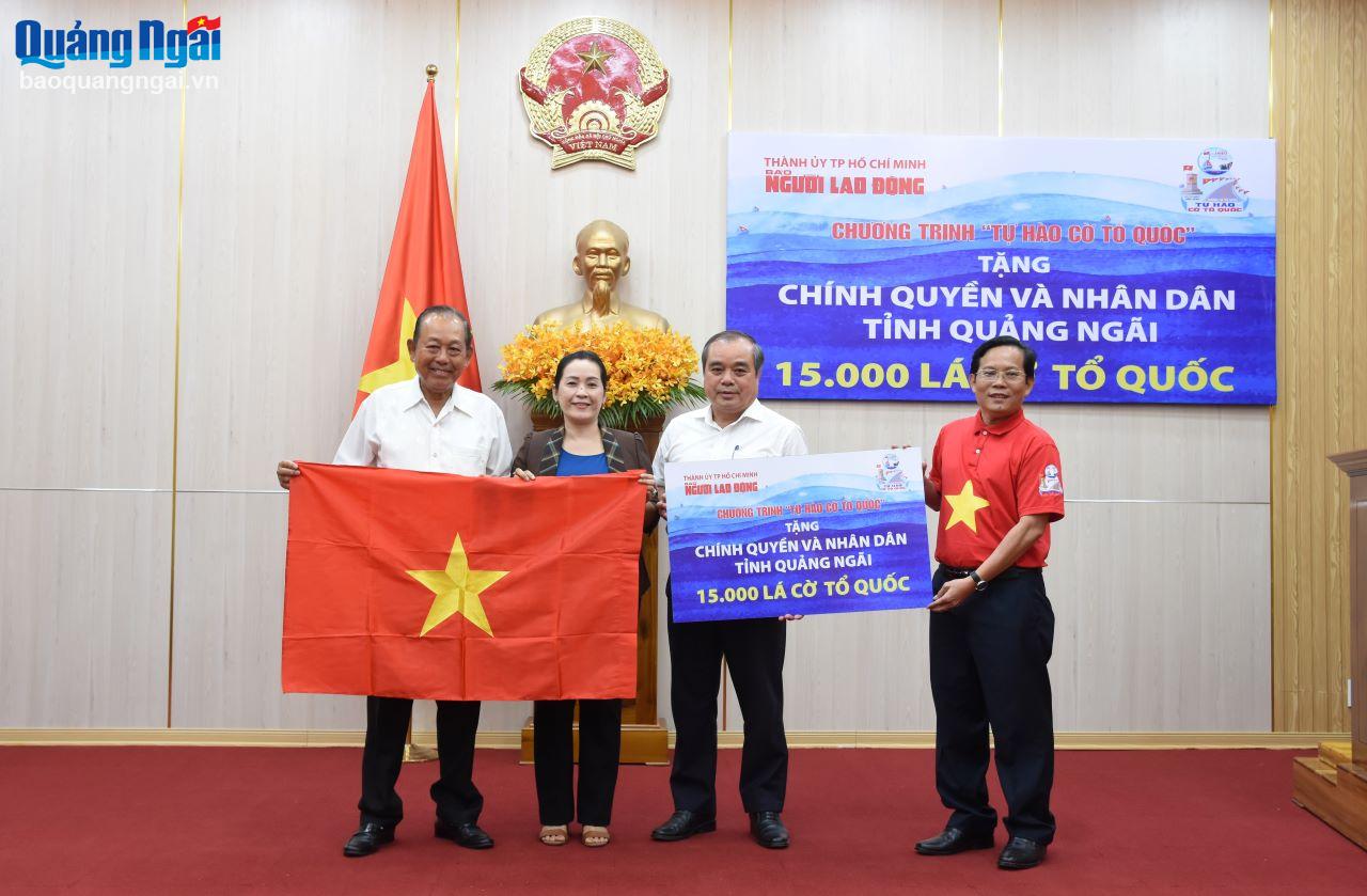 Trao tặng 15 nghìn lá cờ Tổ quốc cho chính quyền và nhân dân tỉnh Quảng Ngãi