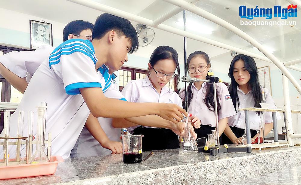 Học sinh Trường THPT Chuyên Lê Khiết trong giờ thực hành môn Hóa học. 