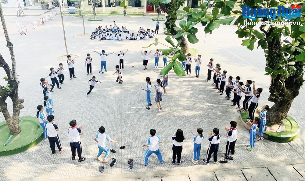 Học sinh Trường Tiểu học Trần Phú (TP.Quảng Ngãi) sinh hoạt ngoại khóa.