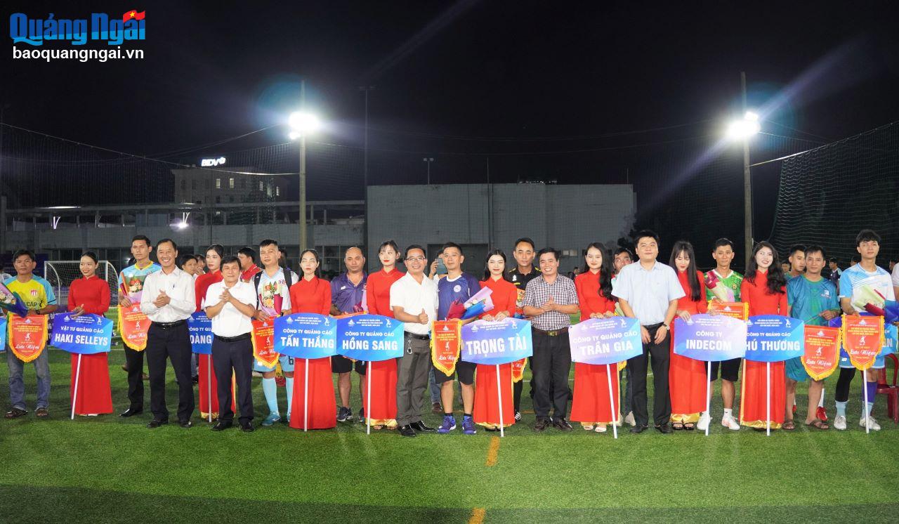 Lãnh đạo Sở VHTT&DL và Hiệp hội Quảng cáo tỉnh Quảng Ngãi tặng hoa và cờ lưu niệm cho các đội bóng tham dự giải.