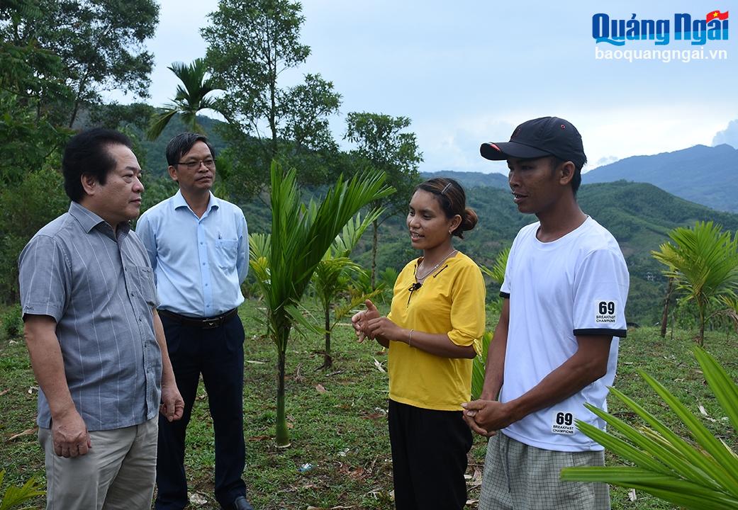 Phó Chủ tịch UBND tỉnh Võ Phiên trao đổi với hộ gia đình anh Đinh Văn Cốt, ở xã Sơn Dung (Sơn Tây) về nguồn vốn hỗ trợ mô hình sinh kế giảm nghèo. 