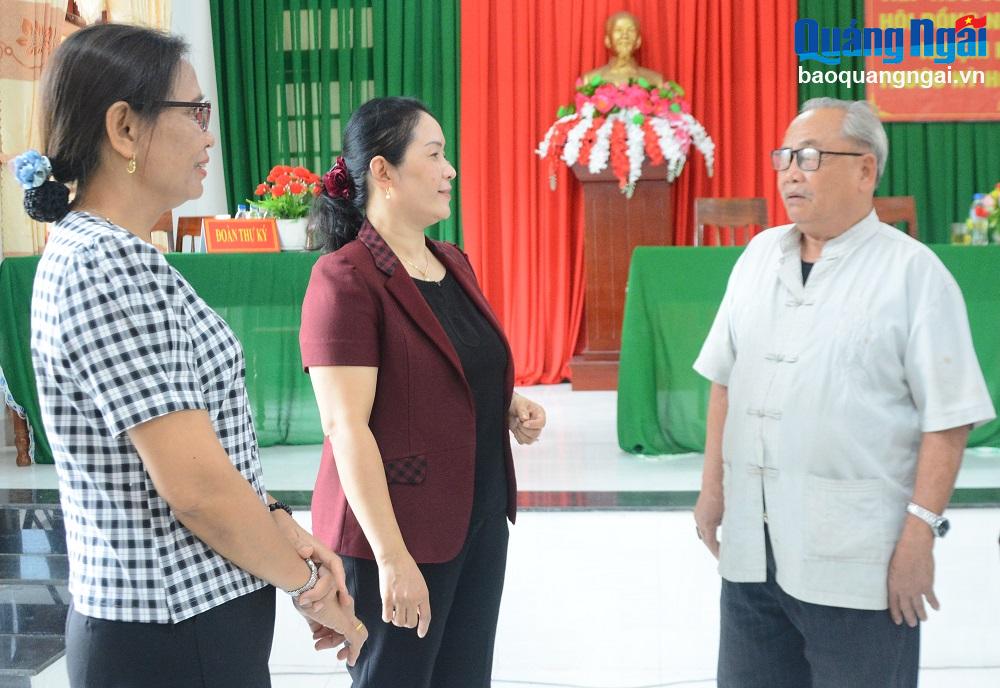 Phó Bí thư Tỉnh ủy Đinh Thị Hồng Minh tiếp xúc cử tri xã Long Mai