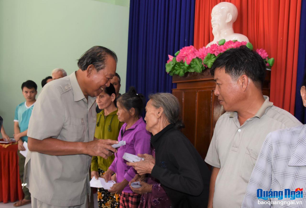 Nguyên Ủy viên Bộ Chính trị, nguyên Phó Thủ tướng Thường trực Chính phủ Trương Hòa Bình thăm hỏi và trao tặng quà cho người dân xã Nghĩa Hiệp (Tư Nghĩa).