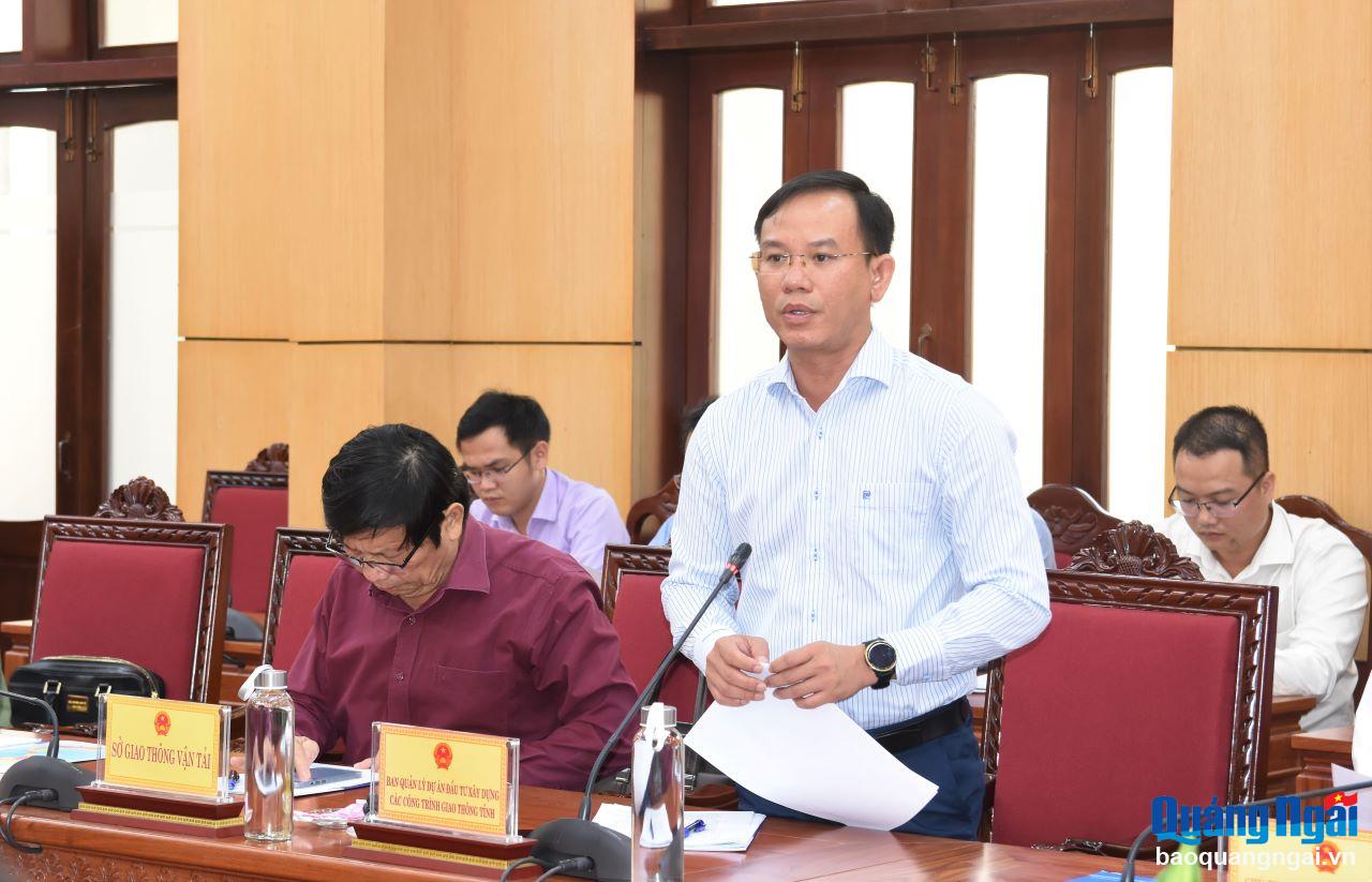 Giám đốc Ban Quản lý dự án đầu tư xây dựng các công trình Giao thông tỉnh Lê Quốc Đạt trao đổi tại buổi làm việc.