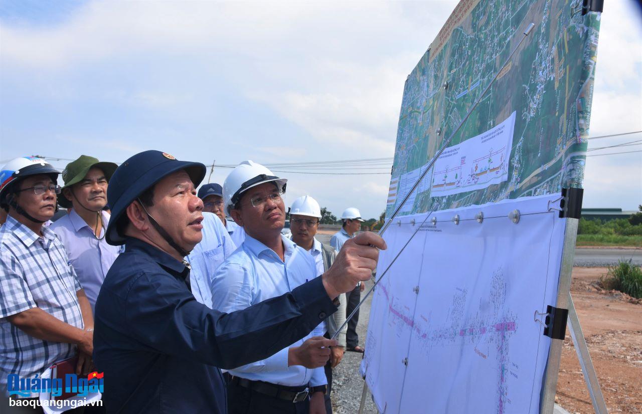 Chủ tịch UBND tỉnh Đặng Văn Minh kiểm tra dự án Đường nối từ cầu Thạch Bích đến Tịnh Phong.