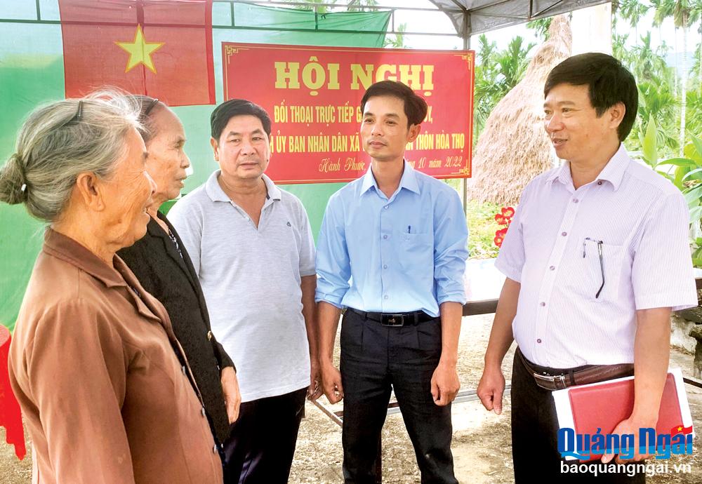 Bí thư Đảng ủy xã Hành Phước (Nghĩa Hành) Võ Công Thành (bên phải) trò chuyện, nắm bắt tâm tư, nguyện vọng của nhân dân.                                         ẢNH: THANH THUẬN
