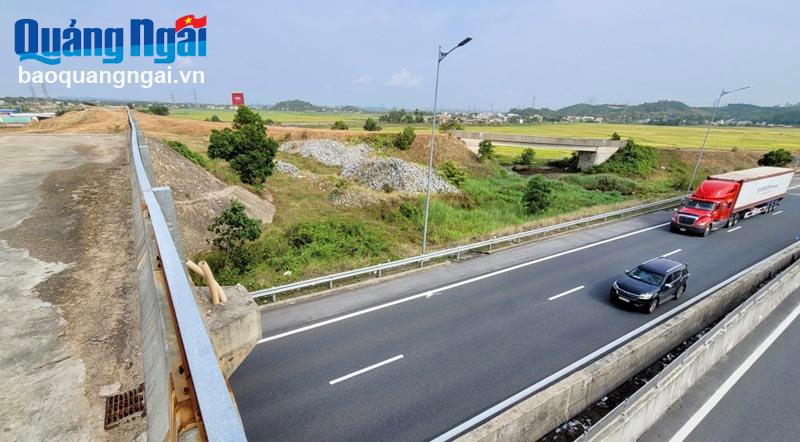 Đường, cầu vượt nút giao Trì Bình - Dung Quất nối vào cao tốc Đà Nẵng - Quảng Ngãi thi công dang dở nhiều năm. ẢNH: THANH NHỊ
