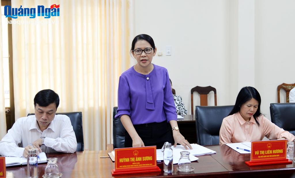 Phó Trưởng đoàn ĐBQH chuyên trách tỉnh Huỳnh Thị Ánh Sương phát biểu tại hội nghị.