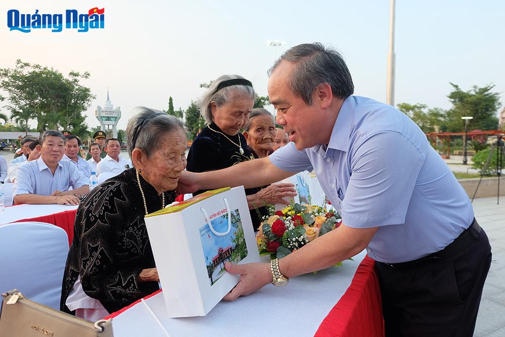 hó Chủ tịch Thường trực UBND tỉnh Trần Hoàng Tuấn tặng quà tri ân các Mẹ Việt Nam anh hùng.