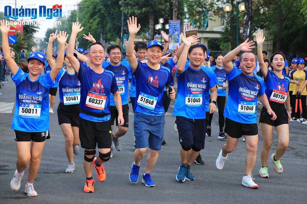 Lãnh đạo tỉnh Quảng Ngãi và lãnh đạo BSR tham gia chạy bộ Quảng Ngãi Marathon - Cup BSR 2023


