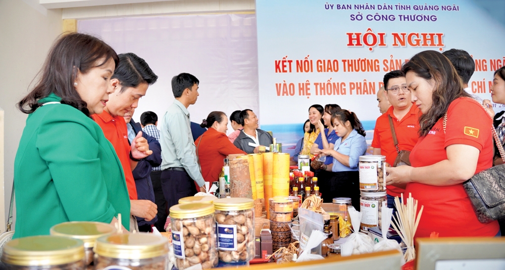 Đại diện các doanh nghiệp tìm hiểu sản phẩm đặc trưng của Quảng Ngãi để đưa vào hệ thống phân phối tại TP.Hồ Chí Minh.