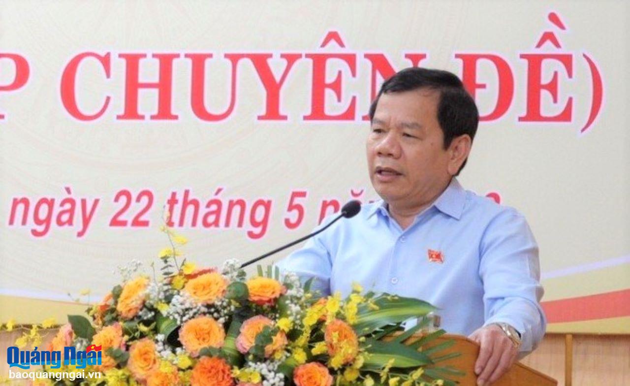 Chủ tịch UBND tỉnh Đặng Văn Minh phát biểu, trao đổi tại Kỳ họp. 