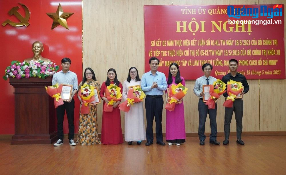 Trao thưởng cho các tác giả, nhóm tác giải có tác phẩm đạt Giải thưởng sáng tác, quảng bá tác phẩm văn học, nghệ thuật báo chí với chủ đề “Học tập và làm theo tư tưởng, đạo đức, phong cách Hồ Chí Minh” đợt I, giai đoạn 2021 - 2025.