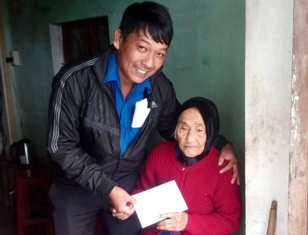 Anh Trương Hồng Thái tặng quà cho bà Bùi Thị Hiên (87 tuổi) ở thôn Phú Vinh, xã Tịnh Thiện (TP.Quảng Ngãi).