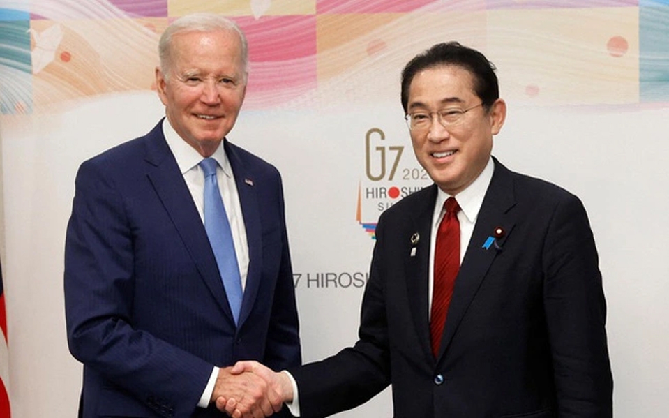 Tổng thống Mỹ Joe Biden (trái) bắt tay Thủ tướng Nhật Bản Fumio Kishida trước hội đàm vào ngày 18/5 tại Hiroshima, Nhật Bản. (Ảnh: Reuters)