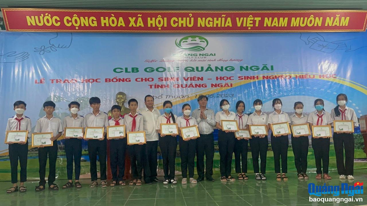 Phó Chủ tịch CLB Golf Quảng Ngãi tại TP.Hồ Chí Minh trao quà cho học sinh nghèo ở TX.Đức Phổ.