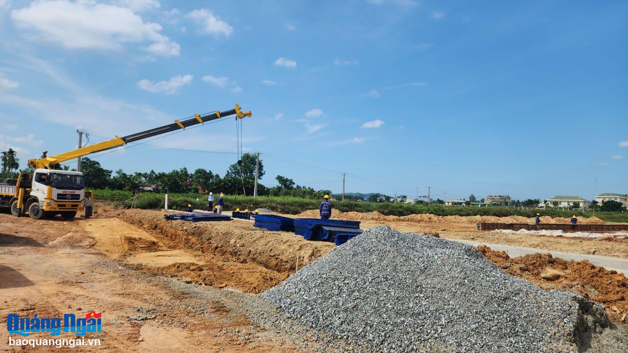 Đơn vị thi công triển khai thi công các hạng mục của dự án Cầu và đường nối từ trung tâm huyện lỵ Sơn Tịnh đến huyện Tư Nghĩa.