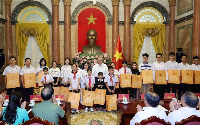 Chủ tịch nước Tô Lâm tặng quà cho các thanh thiếu niên tiêu biểu