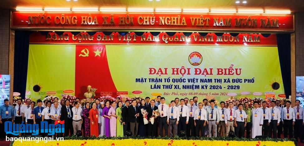 Các vị Ủy viên Ủy  ban MTTQ Việt Nam thị xã Đức Phổ khoá XI, nhiệm kỳ 2024 – 2029 ra mắt đại hội. (Ảnh: Nhật Sơn)