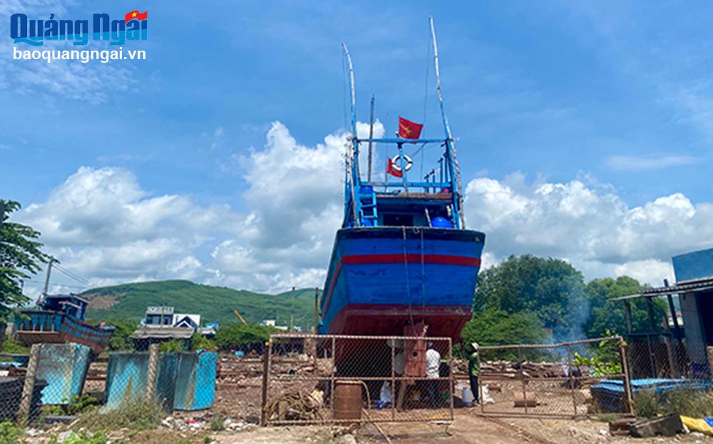Tàu cá công suất lớn không về được cảng Sa Huỳnh, nên hoạt động sản xuất, kinh doanh của Hợp tác xã Viễn Đông Sa Huỳnh bị giảm sút.					                                                                                         Ảnh: HỒNG HOA 