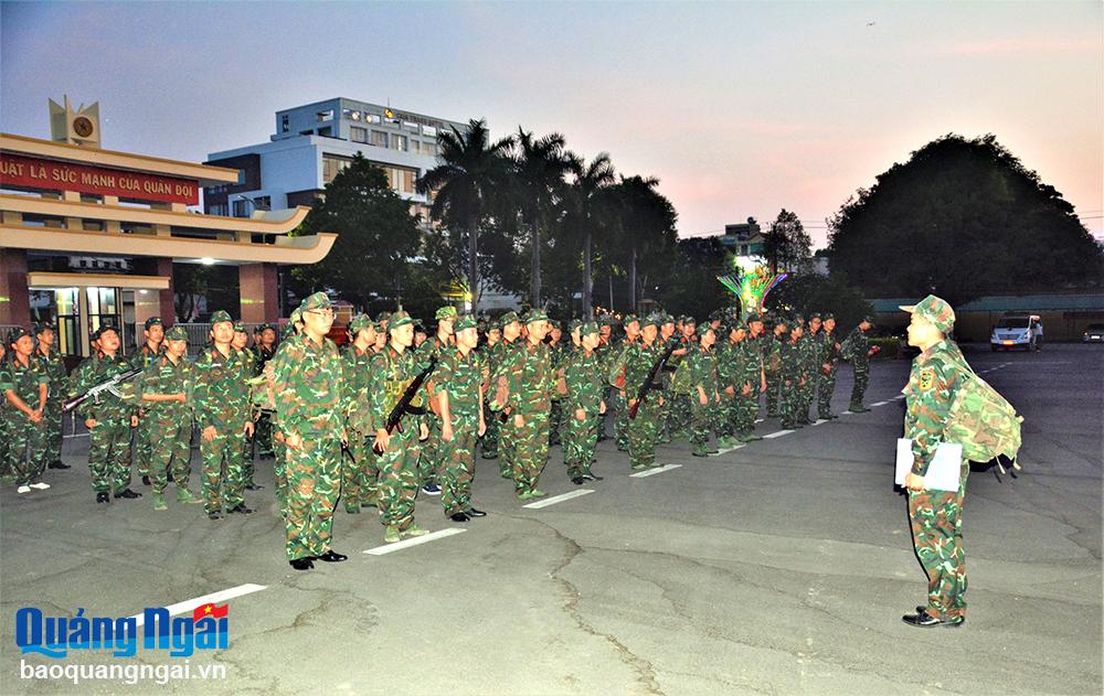 Tăng cường hành quân, huấn luyện đêm là một trong những đổi mới trong thực hiện khâu đột phá nâng cao chất lượng huấn luyện của lực lượng vũ trang tỉnh.	