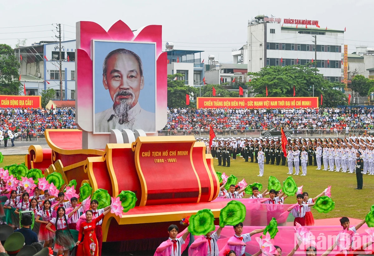 Xe rước ảnh chân dung Chủ tịch Hồ Chí Minh tiến vào Lễ đài.