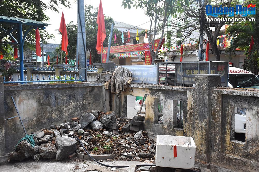 Tường rào của Trạm Y tế phường Lê Hồng Phong đã đổ nát.