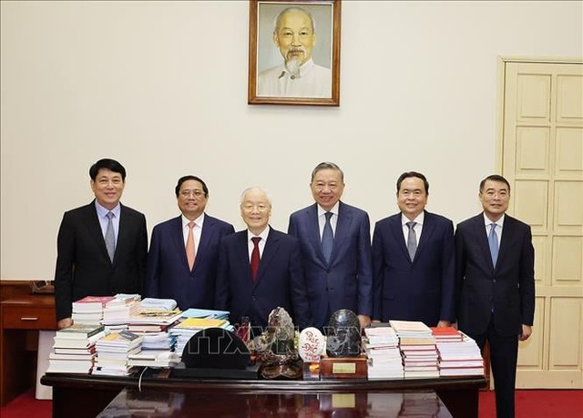 Tổng Bí thư Nguyễn Phú Trọng cùng các đồng chí lãnh đạo chủ chốt dự cuộc họp - Ảnh TTXVN


