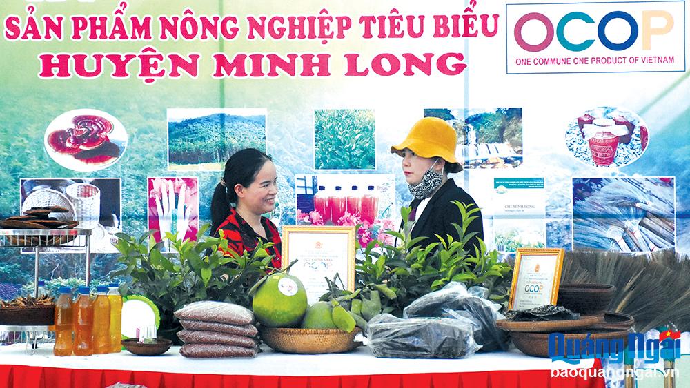 Nông dân Quảng Ngãi chưa đẩy mạnh quảng bá hàng hóa trên các nền tảng mạng xã hội và bán hàng trực tuyến. 
Ảnh: Ý THU