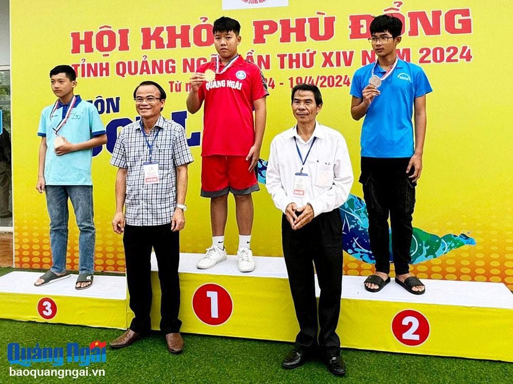 Em Nguyễn Xuân Phúc nhận huy chương vàng ở môn bơi tại Hội khỏe Phù Đổng tỉnh.
