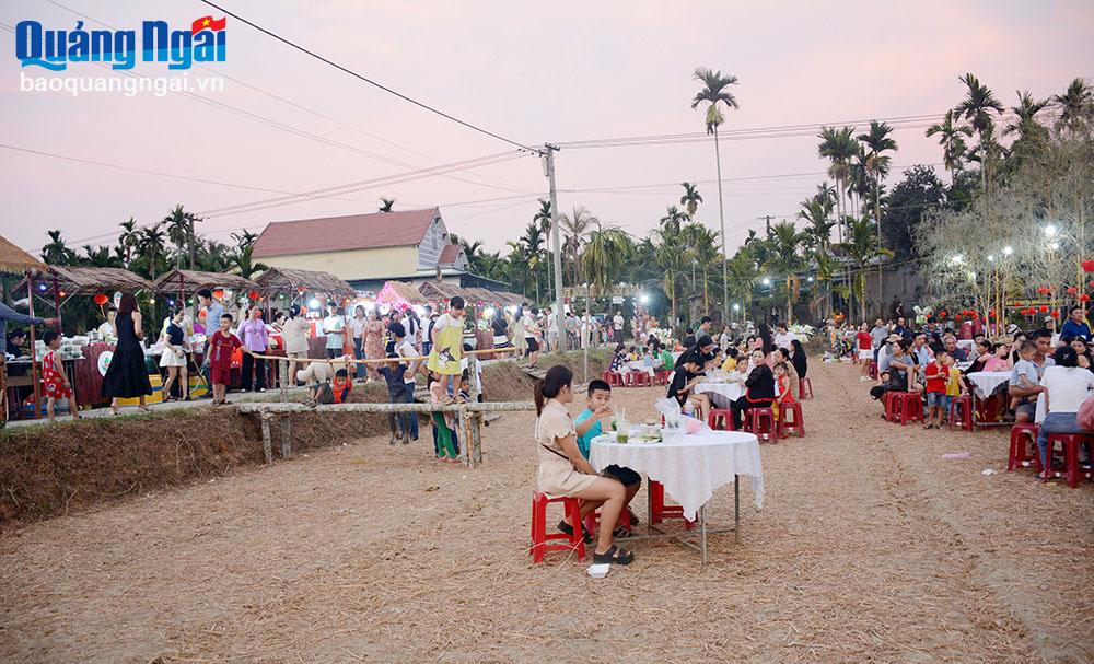 Du khách tham quan, thưởng thức ẩm thực tại làng du lịch cộng đồng Bình Thành, xã Hành Nhân (Nghĩa Hành).