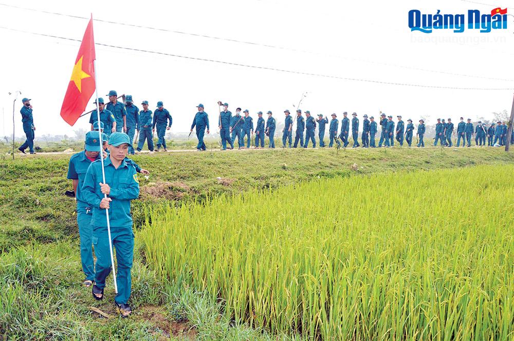 Lực lượng dân quân tự vệ TP.Quảng Ngãi ra quân giúp dân nạo vét kênh mương nội đồng tại Tổ dân phố Quyết Thắng, phường Trương Quang Trọng.                                                                                                                                                                                                               Ảnh: XT