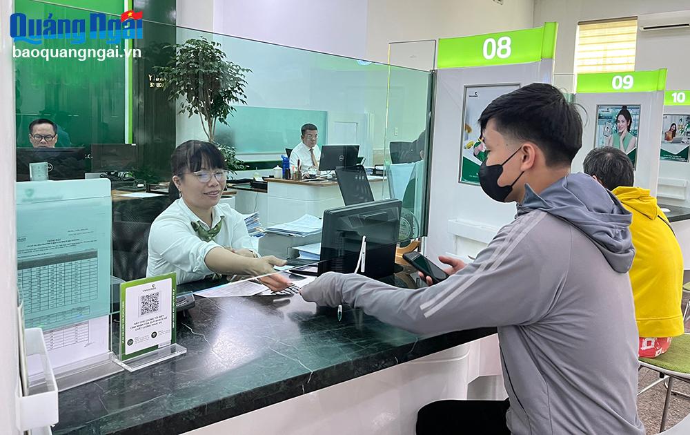 Nhân viên Ngân hàng TMCP Ngoại thương Việt Nam - Chi nhánh Quảng Ngãi tư vấn khách hàng vay vốn.