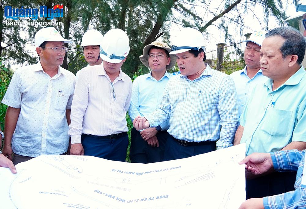  Phó Chủ tịch UBND tỉnh Trần Phước Hiền kiểm tra tình hình triển khai thực hiện các dự án trên địa bàn Khu kinh tế Dung Quất.
                                     ẢNH: X.HIẾU