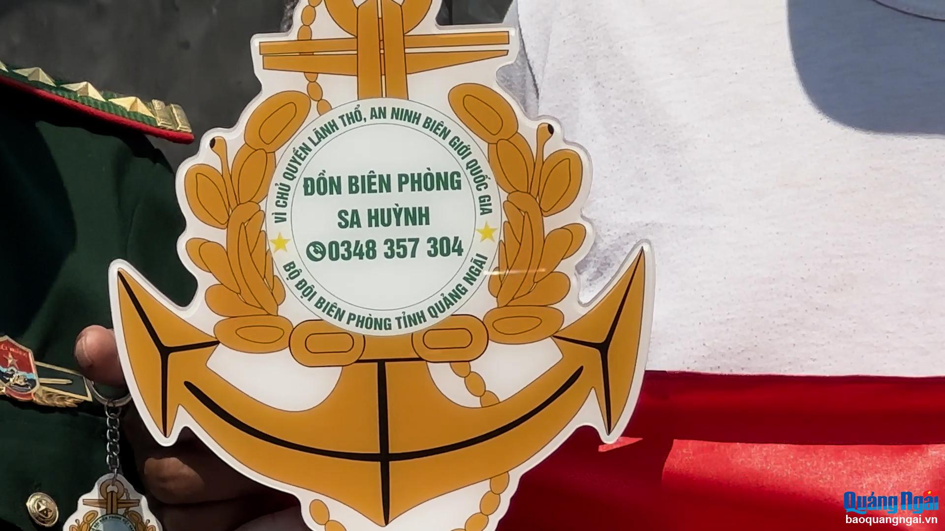 Các móc khóa ghi số điện thoại để ngư dân dễ dàng liên lạc khi gặp những bất trắc trên biển.