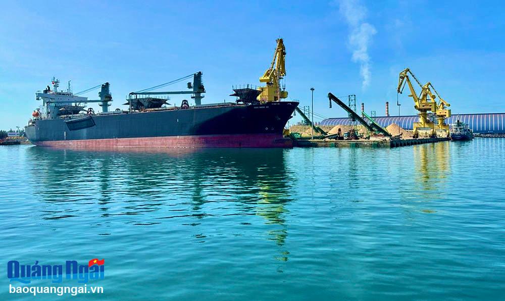 Nhập hàng xuất khẩu tại cảng nước sâu Dung Quất (KKT Dung Quất).