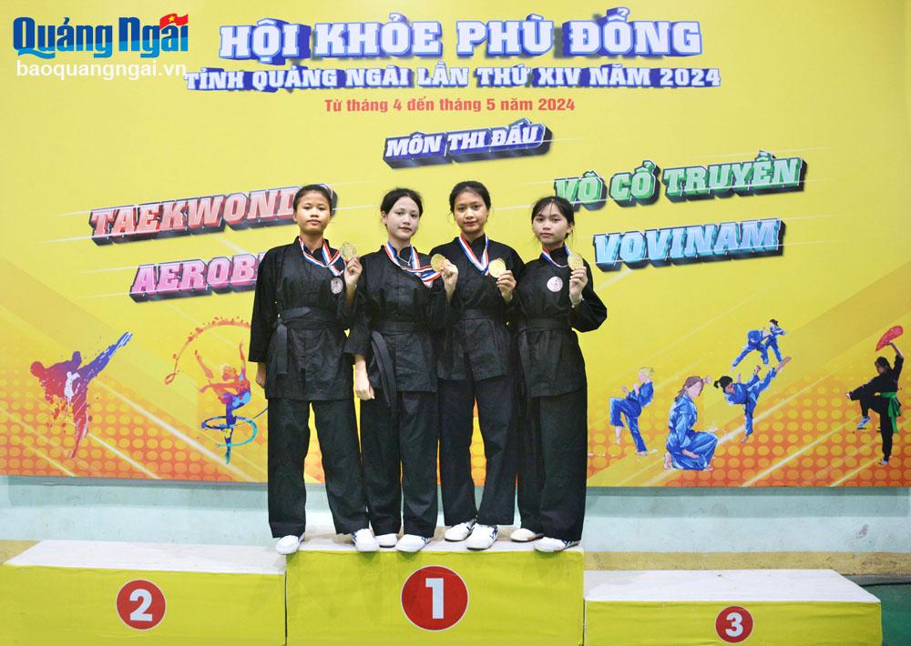 Các vận động viên của Trường THPT Tây Trà (Trà Bồng) nhận huy chương vàng 
ở nội dung biểu diễn quyền, môn võ cổ truyền.