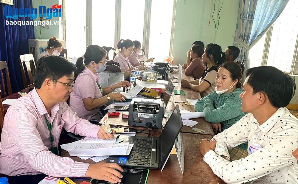  Phòng Giao dịch Ngân hàng chính sách xã hội huyện Tư Nghĩa triển khai chính sách tín dụng tại xã Nghĩa Trung.