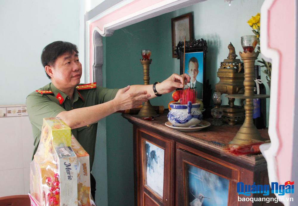 Đại tá Phan Công Bình, Giám đốc Công an tỉnh thắp hương tưởng nhớ chiến sĩ Điện Biên Huỳnh Quang Tiến, ở phường Phổ Văn (TX.Đức Phổ)