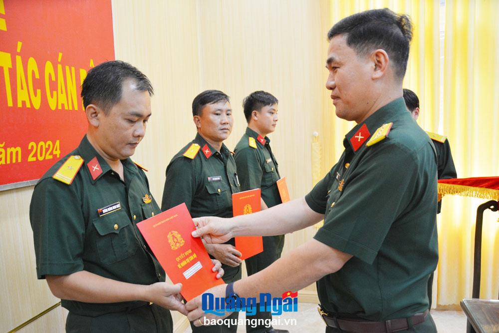 Đại tá Võ Tấn Tài, Chính ủy Bộ CHQS tỉnh chúc mừng trao Quyết định.