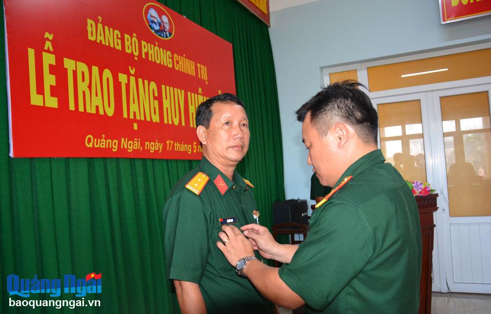 Thượng tá Lê Hữu Duy, Chủ nhiệm Chính trị Bộ CHQS gắn Huy hiệu 30 năm tuổi Đảng cho đảng viên Tạ Văn Huy tại buổi lễ.